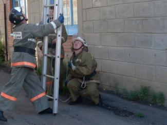 Установка выдвижной трехколенной лестницы при выполнении норматива по ПСП